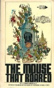 9780553249699: The Mouse That Roared by Leonard Wibberley (1984-08-01)