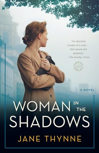 9780553394405: Woman in the Shadows: A Novel (Clara Vine)