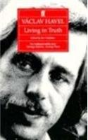 9780571144402: Living in Truth: 22 Essays Published on the Occasion of the Award of the Erasmus Prize to Vaclav Havel