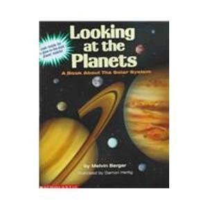 9780590203005: Looking at the Planets: A Book About the Solar System/With a Glow in the Dark Planet Mobile