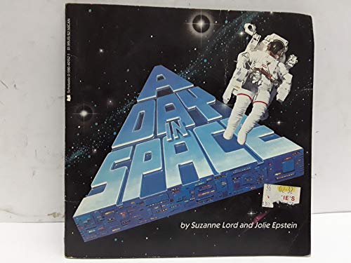Imagen de archivo de A Day in Space a la venta por Wonder Book