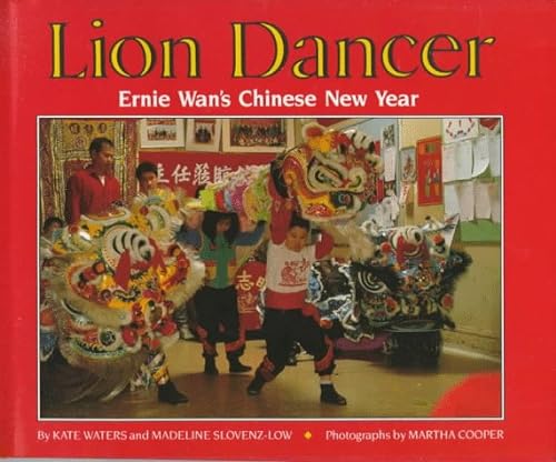 9780590430463: Lion Dancer: Ernie Wan's Chinese New Year