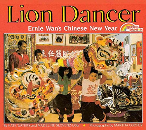 9780590430470: Lion Dancer: Ernie Wan's Chinese New Year