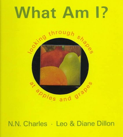 9780590478915: What Am I?: Looking Through Shapes at Apples and Grapes