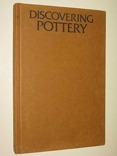 Imagen de archivo de Discovering Pottery a la venta por Better World Books