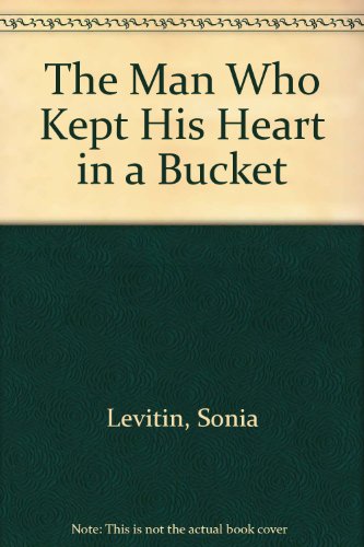 9780606078375: The Man Who Kept His Heart in a Bucket