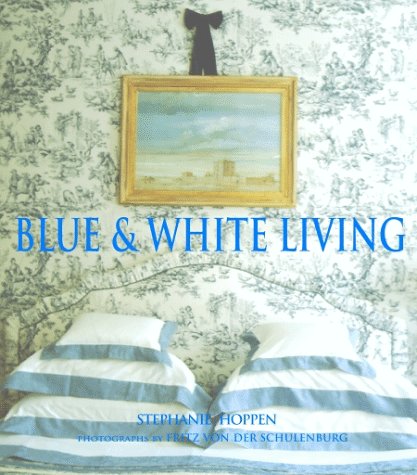 Imagen de archivo de Blue & White Living a la venta por The Book House, Inc.  - St. Louis