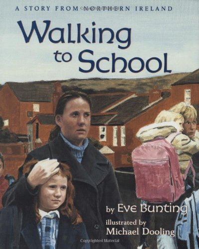 Imagen de archivo de Walking to School a la venta por Better World Books