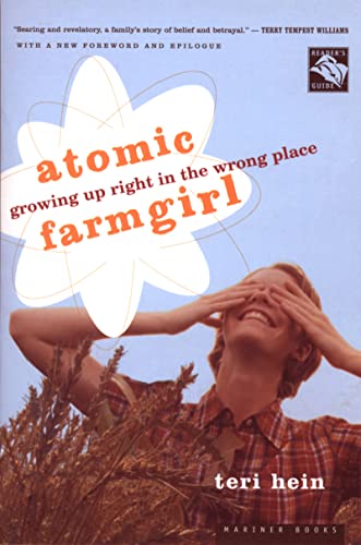 Beispielbild für Atomic Farmgirl: Growing Up Right in the Wrong Place zum Verkauf von medimops