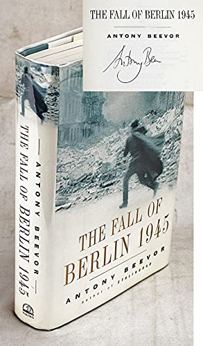 Beispielbild fr The Fall of Berlin 1945 zum Verkauf von Better World Books