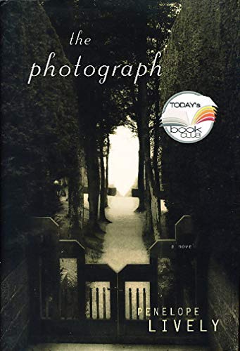 9780670032051: The Photograph