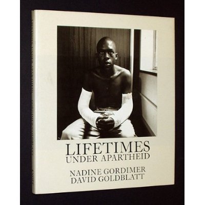 9780670812868: Lifetimes: Under Apartheid