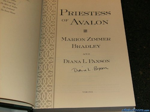 Beispielbild fr Priestess of Avalon (Avalon, Book 4) zum Verkauf von SecondSale