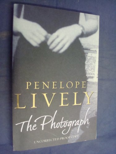 9780670913923: The Photograph