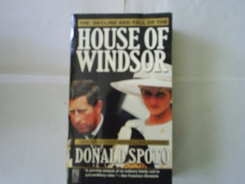 9780671002305: The Decline and Fall of the House of Windsor