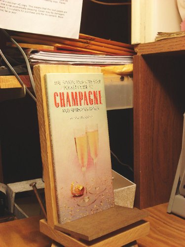 Beispielbild fr The Simon and Schuster Pocket Guide to Champagne and Sparkling Wines zum Verkauf von Wonder Book