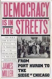 9780671662356: Democracy Is in the Streets: From Port Huron to the Siege of Chicago