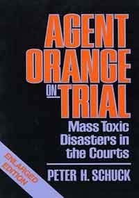 Beispielbild fr Agent Orange on Trial : Mass Toxic Disasters in the Courts zum Verkauf von Better World Books