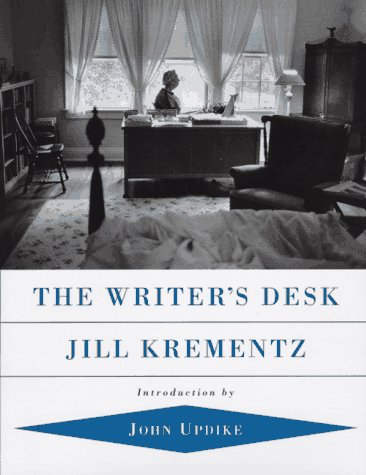 9780679450146: The Writer's Desk