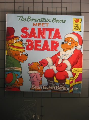 Imagen de archivo de The Berenstain Bears Meet Santa Bear a la venta por Wonder Book