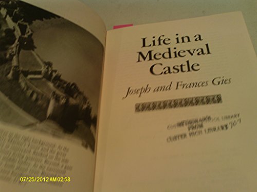 Imagen de archivo de Life in a medieval castle a la venta por BooksRun