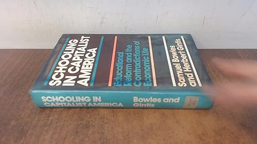 Beispielbild fr Schooling in Capitalist America : Educational Reform and the Contradictions of Economic Life zum Verkauf von Better World Books Ltd