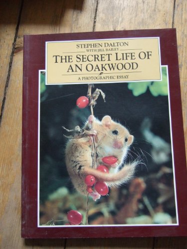 Imagen de archivo de The Secret Life of an Oak Wood: A Photographic Essay a la venta por AwesomeBooks
