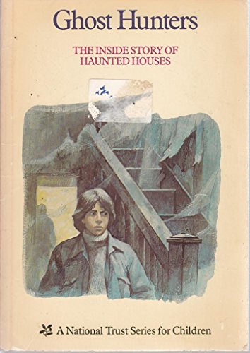 Imagen de archivo de Ghost Hunters: Inside Story of Haunted Houses (A National Trust series for children) a la venta por WorldofBooks