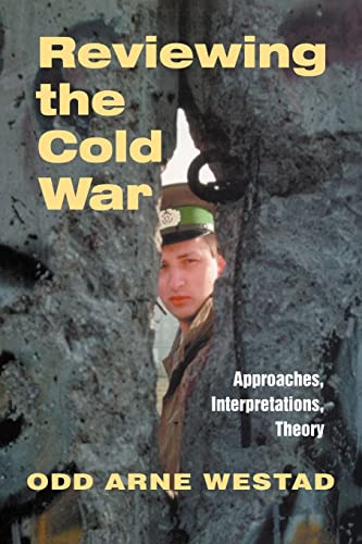 Beispielbild fr Reviewing the Cold War : Approaches, Interpretations, Theory zum Verkauf von Better World Books
