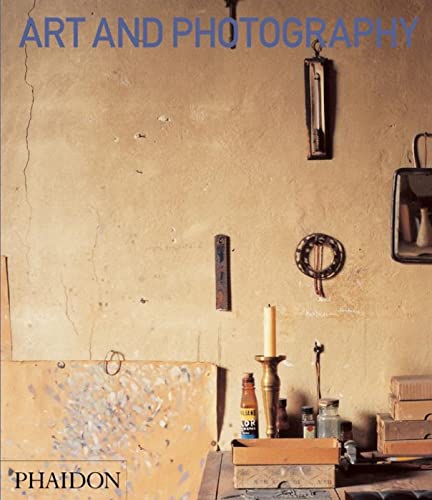 Imagen de archivo de Art and Photography: covers every major school, style and name and includes work by Jeff Wall, Andreas Gursky and Gillian Wearing. (Themes & Movements) a la venta por WorldofBooks