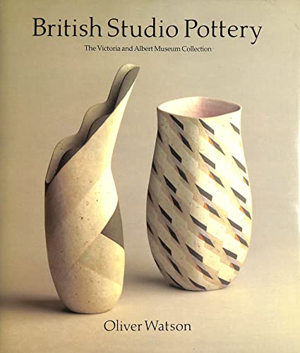 Imagen de archivo de British Studio Pottery: The Victoria and Albert Museum Collection Watson, Oliver a la venta por Aragon Books Canada