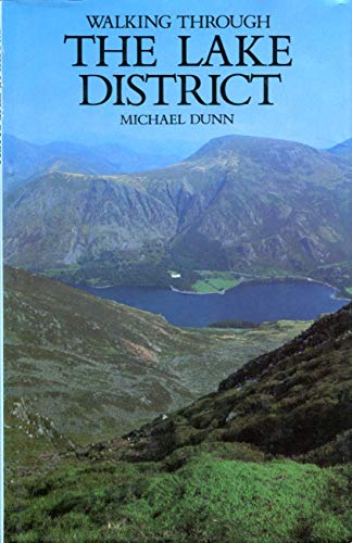 9780715384435: Walking Through the Lake District [Lingua Inglese]