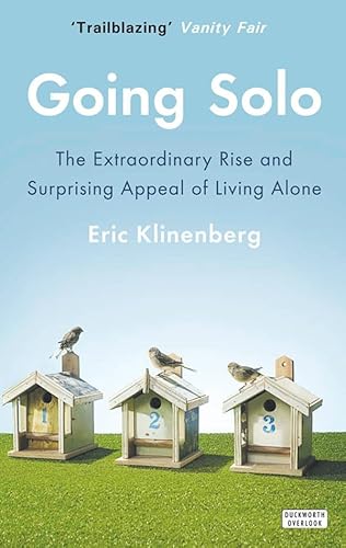 9780715645123: Going Solo: The Extraordinary Rise and Surprising Appeal of Living Alone