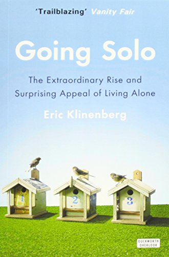 9780715645345: Going Solo: The Extraordinary Rise and Surprising Appeal of Living Alone