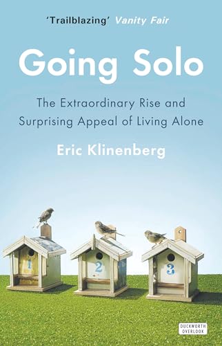 9780715647356: Going Solo: The Extraordinary Rise and Surprising Appeal of Living Alone