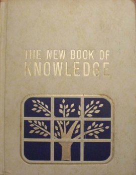 9780717206032: The New Book of Knowledge Annual 1972