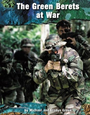 9780736821568: The Green Berets at War (On the Front Lines)