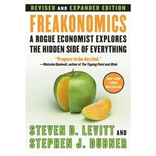 Beispielbild fr Freakonomics [Revised and Expanded]: A Rogue Economist Explores the Hidden Side of Everything (Papercover) zum Verkauf von ThriftBooks-Atlanta