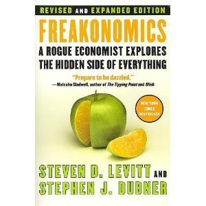 Stock image for Freakonomics [Revised and Expanded]: A Rogue Economist Explores the Hidden Side of Everything (Papercover) for sale by ThriftBooks-Atlanta
