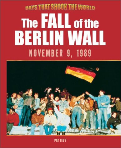 9780739852330: The Fall of the Berlin Wall (Days That Shook the World)