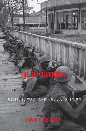 9780742544857: The Tet Offensive: Politics, War, And Public Opinion
