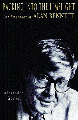 Imagen de archivo de Backing into the Limelight: The Biography of Alan Bennett a la venta por AwesomeBooks