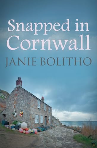 Beispielbild fr Snapped in Cornwall (Cornwall Mysteries): The addictive cosy Cornish crime series: 1 zum Verkauf von WorldofBooks