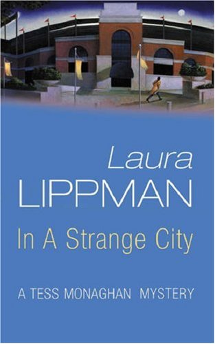 9780752841670: In a Strange City (Tess Monaghan Investigation)