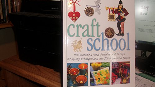Imagen de archivo de Ultimate Crafts Compendium: 300 Stunning, Easy-to-Make Craft Projects for the Home, Photographed Step-by-Step a la venta por WorldofBooks