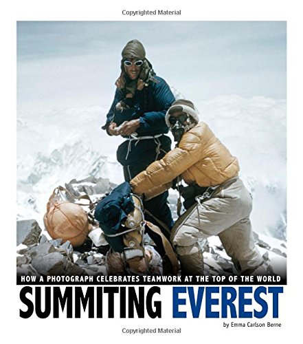 Stock image for Summiting Everest : How a Photograph Celebrates Teamwork at the Top of the World for sale by Better World Books