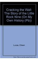 9780756970352: Cracking the Wall: The Story of the Little Rock Nine