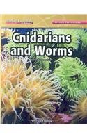9780756970413: Cnidarians and Worms (Reading Essentials in Science)