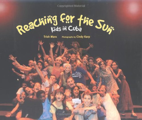 Beispielbild fr Reaching for the Sun : Kids in Cuba zum Verkauf von Better World Books