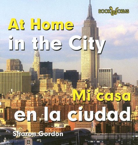 9780761424529: At Home in the City/mi Casa En La Ciudad (Bookworms)